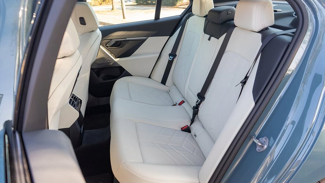 BMW i5 xDrive40 (2025-…) rear seats, back seats, passenger seats, legroom, headroom, interior