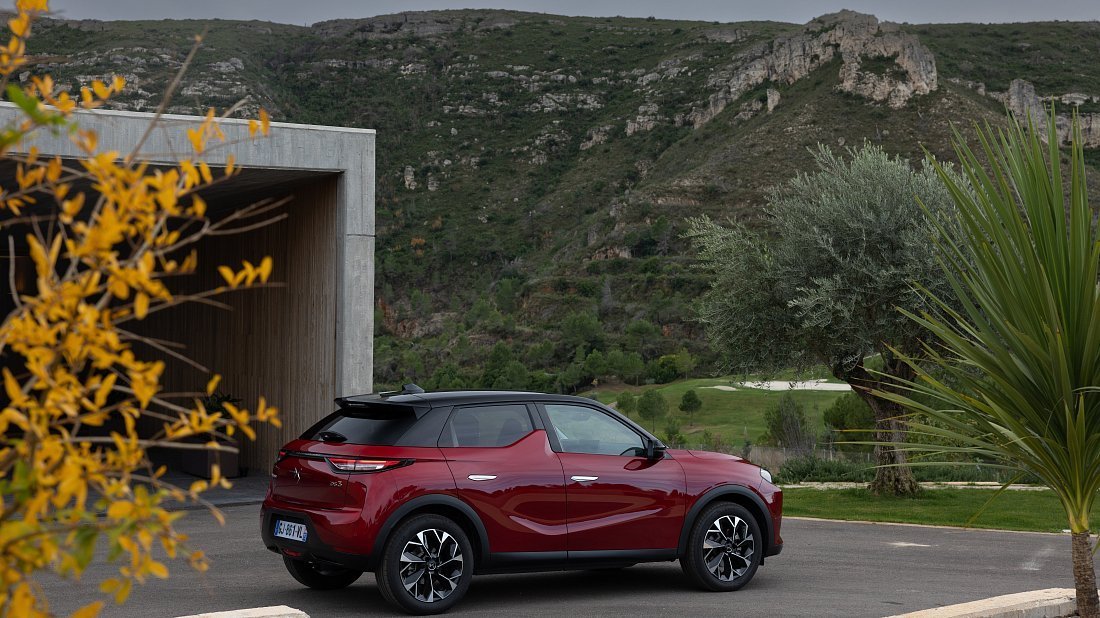 DS 3 E-Tense (2022-…) rear quarter photo, three-quarter view, diagonal, exterior