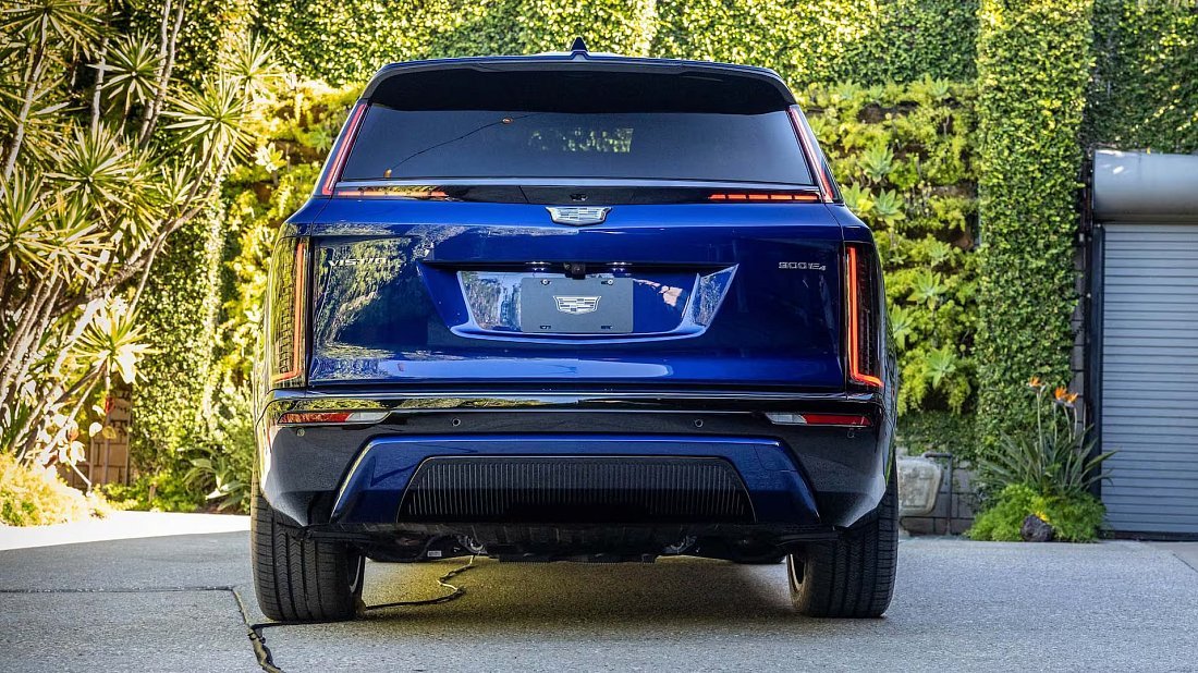 Cadillac Vistiq AWD (2025-…) rear view, taillights, trunk, spoiler, badge, bumper, exterior