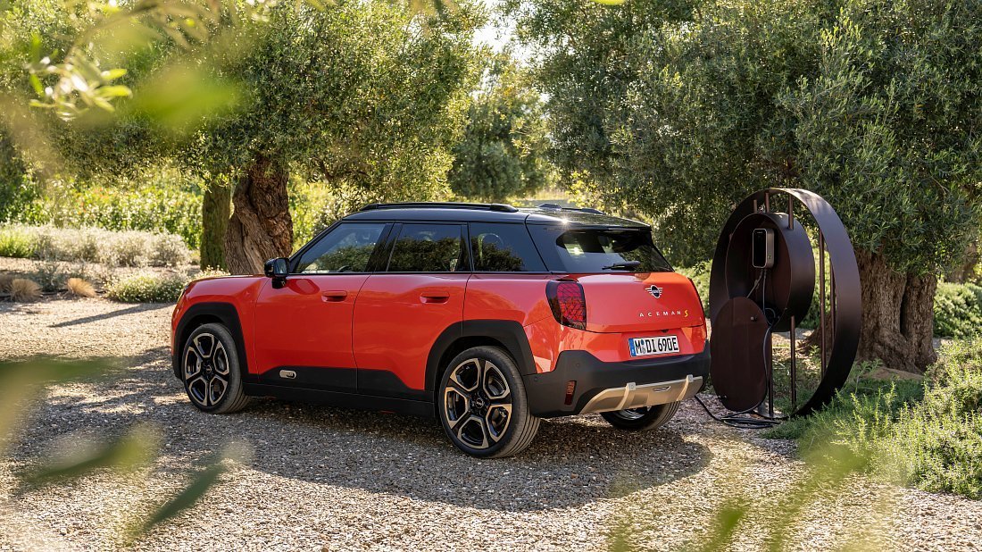 Mini Aceman SE (2024-…) rear quarter photo, three-quarter view, diagonal, exterior