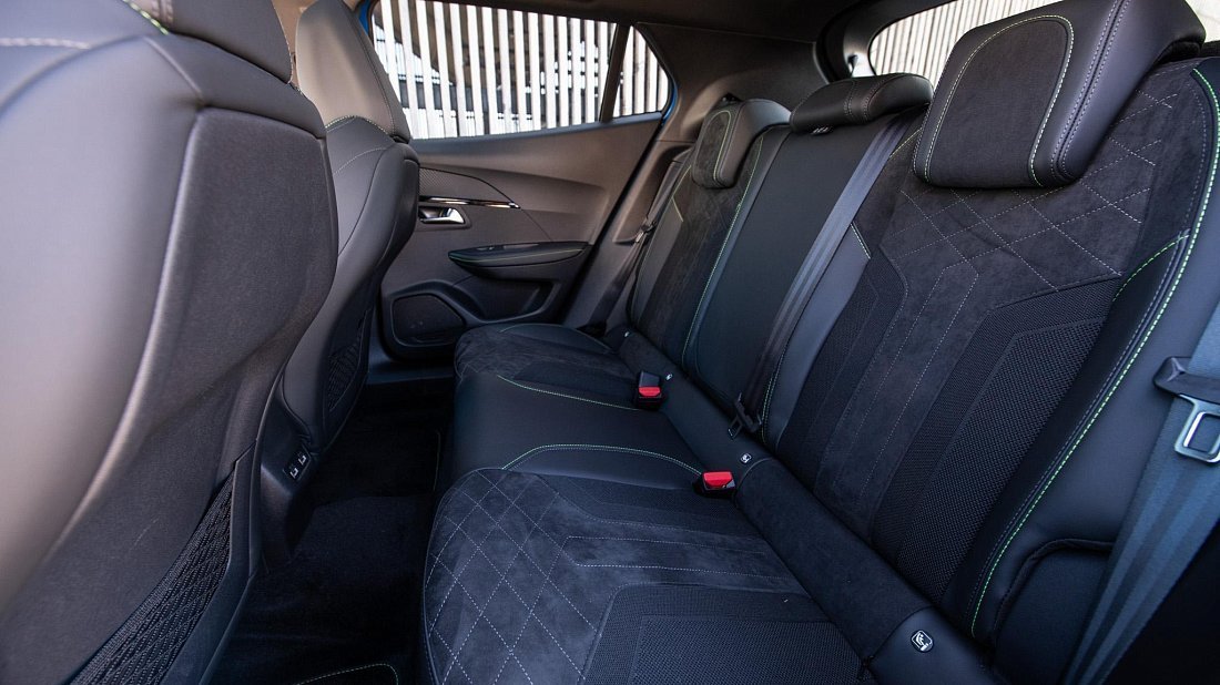 Peugeot e-2008 50 kWh (2020-2021) rear seats, back seats, passenger seats, legroom, headroom, interior