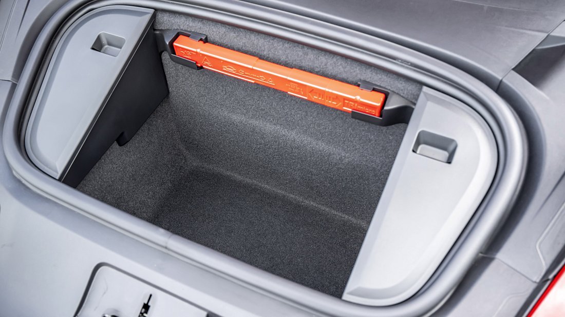 Porsche Taycan GTS Sport Turismo (2022-2024) frunk photo, front trunk, under hood, storage, cargo, capacity, bonus space