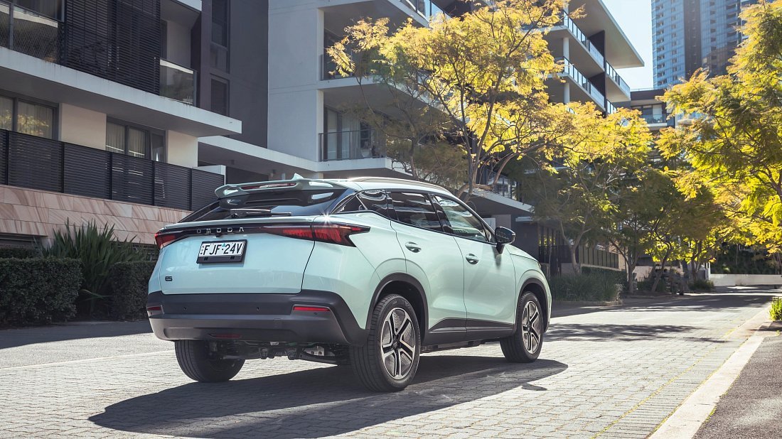 Omoda E5 (2024-...) rear quarter, three-quarter view, diagonal, exterior