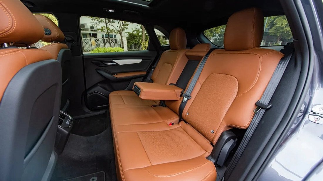 VinFast VF 8 Plus (2023-2024) rear seats, back seats, passenger seats, legroom, headroom, interior
