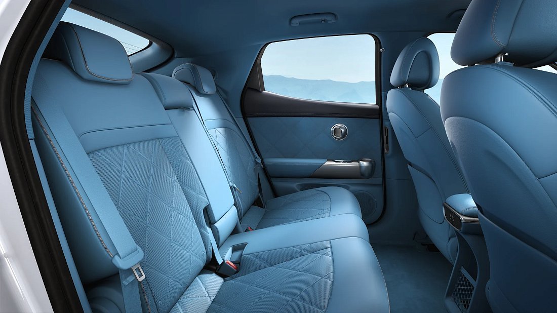 Genesis GV60 Standard RWD (2025-…) rear seats photo, back seats, passenger seats, legroom, headroom, interior