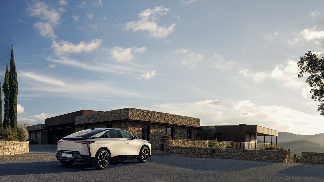 DS 8 AWD Long Range (2025-...) rear quarter, three-quarter view, diagonal, exterior