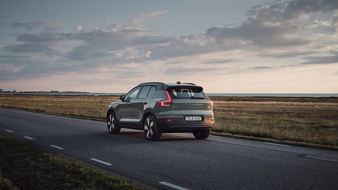Volvo XC40 Recharge (EX40) Single Motor (2022-…) rear quarter, three-quarter view, diagonal, exterior