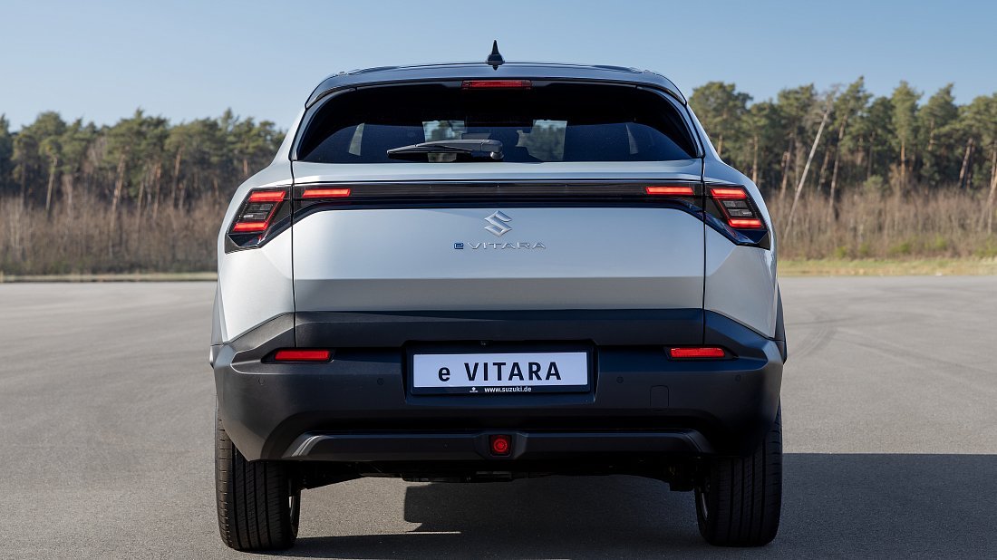 Suzuki e Vitara 61 kWh AWD (2025-…) rear view photo, taillights, trunk, spoiler, badge, bumper, exterior