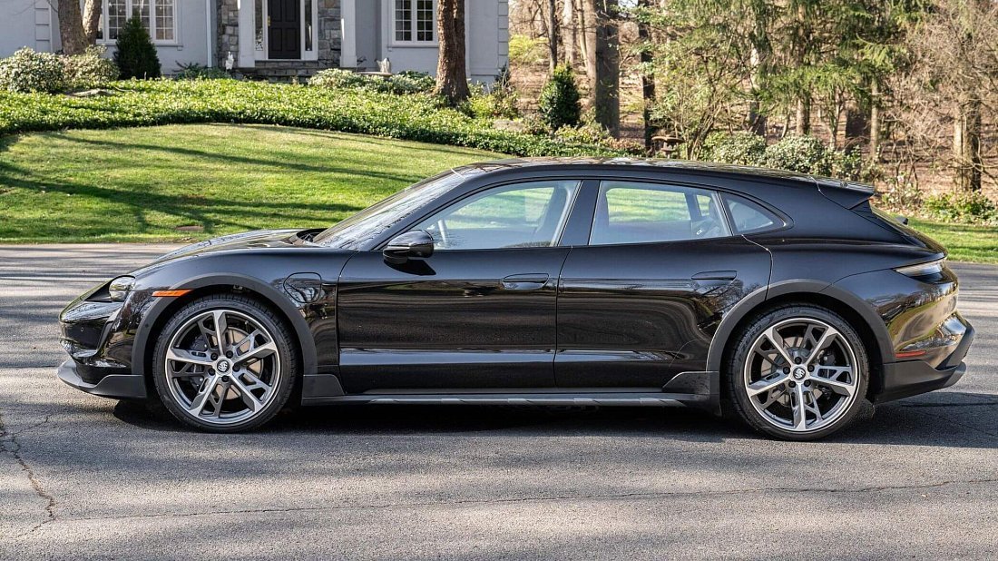 Porsche Taycan Turbo S Cross Turismo (2021-2024) side profile photo, silhouette, doors, wheels, exterior