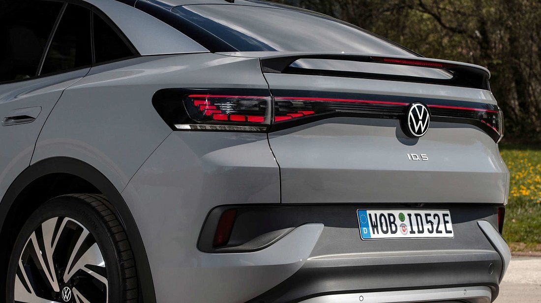 Volkswagen ID.5 Pure (2024-…) rear view, taillights, trunk, spoiler, badge, bumper, exterior