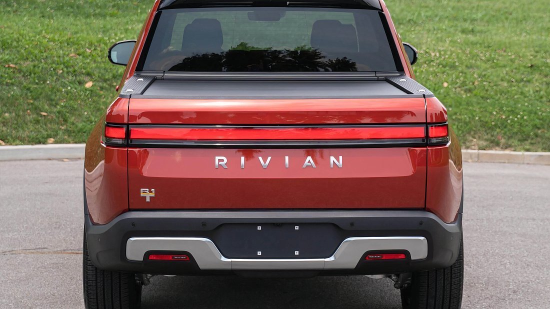 Rivian R1T Quad-Motor AWD Large (2022-…) rear view, taillights, trunk, spoiler, badge, bumper, exterior