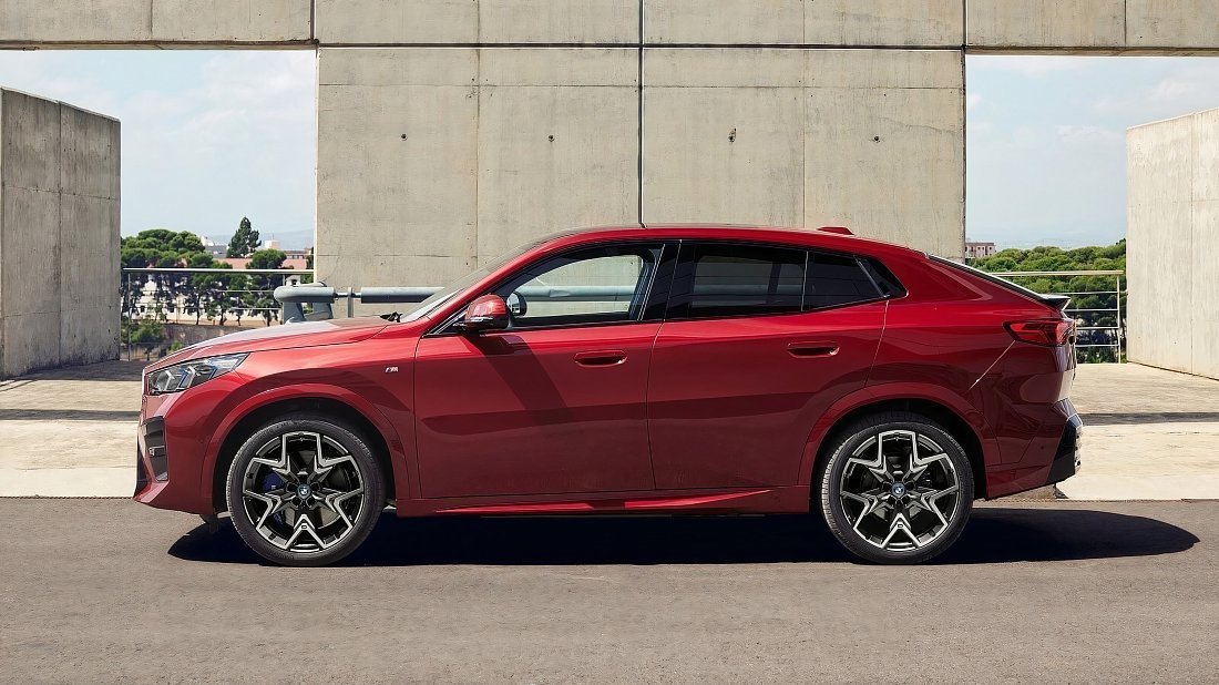 BMW iX2 eDrive20 (2024-…) side profile, silhouette, doors, wheels, exterior