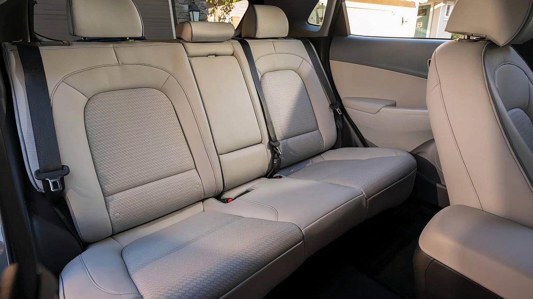 Hyundai Kona Electric Long Range (2018-2019) rear seats, back seats, passenger seats, legroom, headroom, interior
