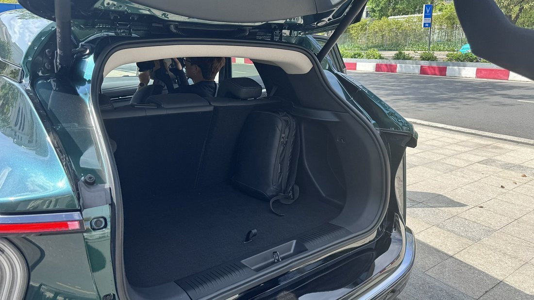 VinFast VF 7 Plus (2024-…) trunk, boot, seats up, seats upright, cargo space, cargo volume, cargo capacity, storage