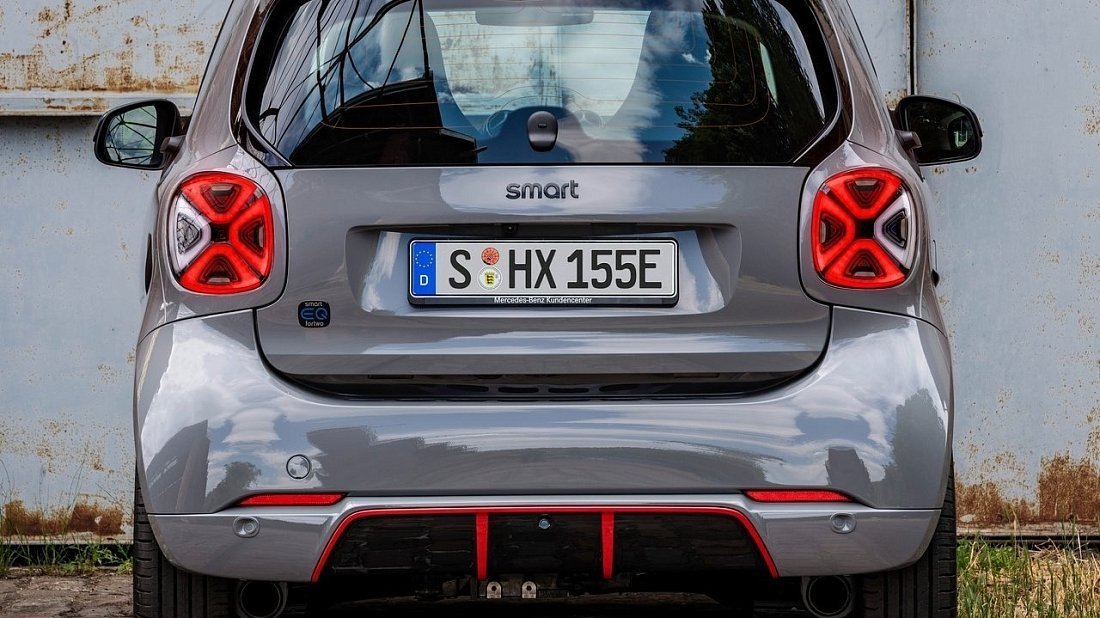 Smart EQ fortwo coupe (2020-2023) rear view photo, taillights, trunk, spoiler, badge, bumper, exterior