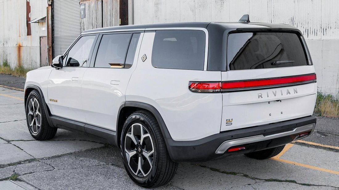 Rivian R1S Performance Dual-Motor AWD Large (2023-2024) rear quarter, three-quarter view, diagonal, exterior