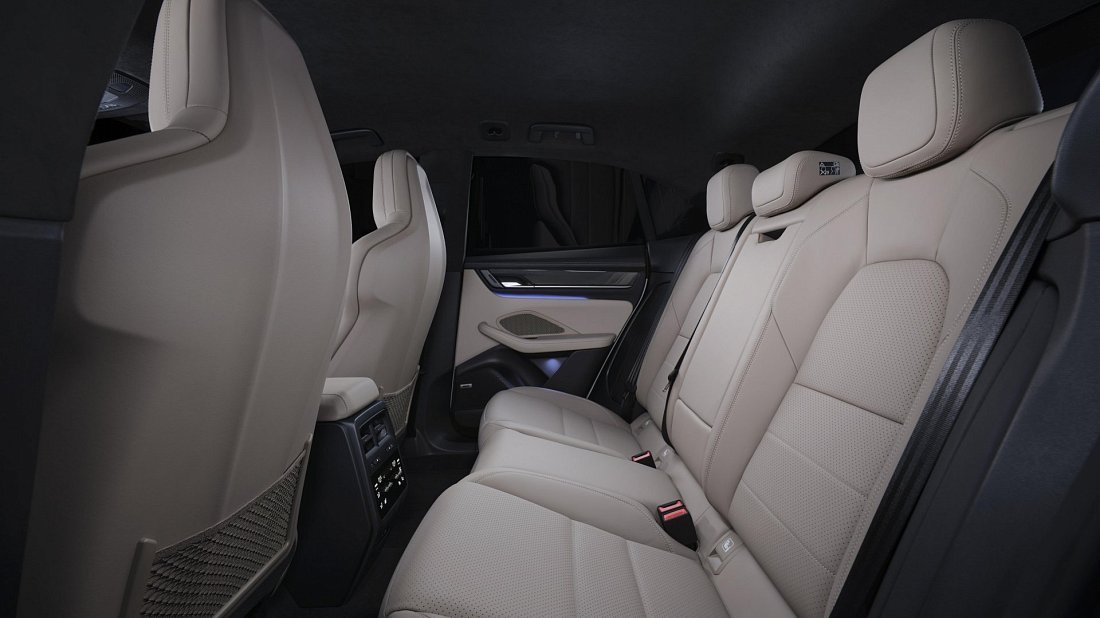 Porsche Macan Turbo Electric (2024-…) rear seats, back seats, passenger seats, legroom, headroom, interior