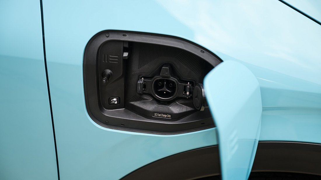 Nissan Leaf 52 kWh (2025-…) charge port USA, charging, inlet, plug, connector