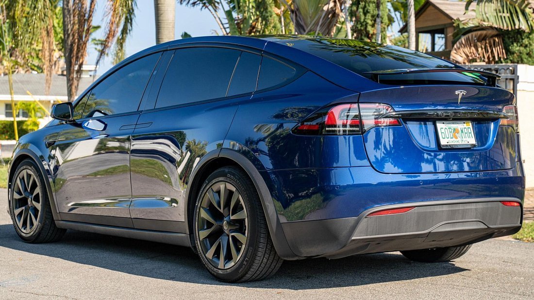 Tesla Model X Dual Motor (2021-…) rear quarter, three-quarter view, diagonal, exterior