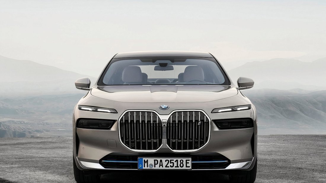 BMW i7 eDrive50 (2023-…) front fascia photo, grille, headlights, bumper, exterior