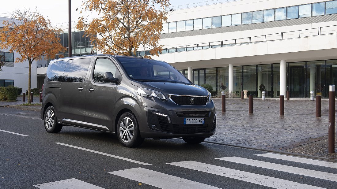 Peugeot e-Traveller Standard 50 kWh (2020-2024) front view, front quarter, diagonal, exterior