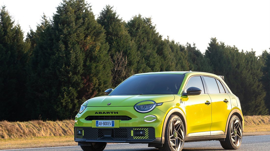 Abarth 600e Turismo (2024-…) front view, front quarter, diagonal, exterior