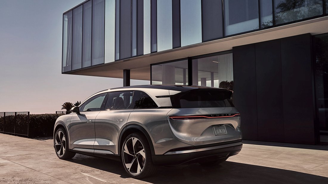 Lucid Gravity Touring (2025-…) rear quarter photo, three-quarter view, diagonal, exterior