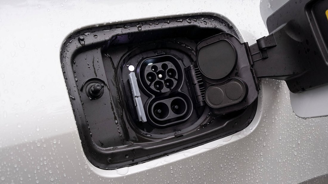 BMW i4 xDrive40 (2024-…) charge port Europe, charging, inlet, plug, connector