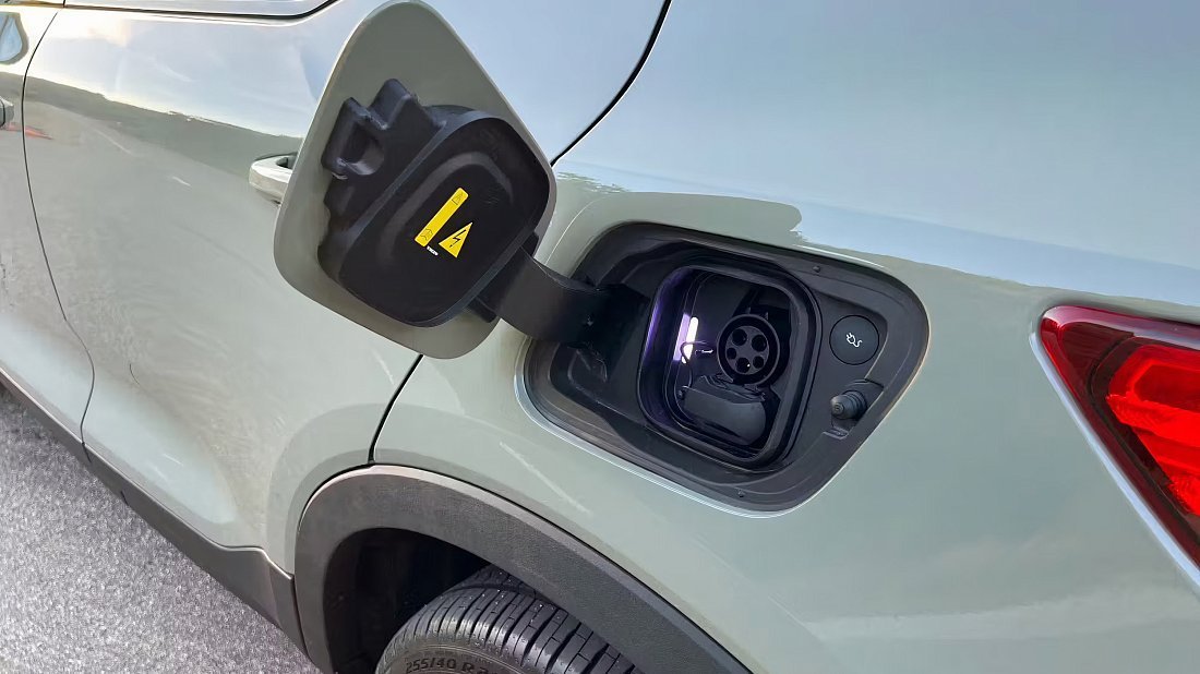 Volvo XC40 Recharge (EX40) Pure Electric (2022) charge port USA, charging, inlet, plug, connector