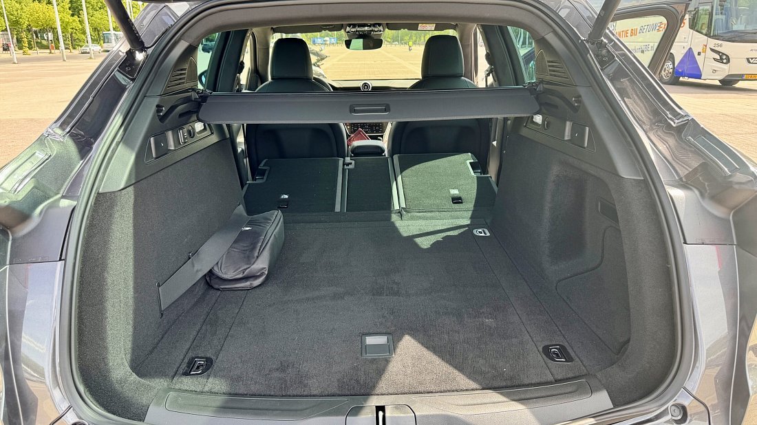 Maserati Grecale Folgore (2024-…) trunk, boot, expanded, folded seats, maximum volume, max cargo, max capacity, max storage