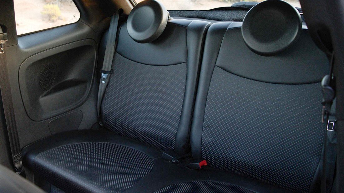 Fiat 500e Hatchback 24 kWh (2013-2019) rear seats photo, back seats, passenger seats, legroom, headroom, interior