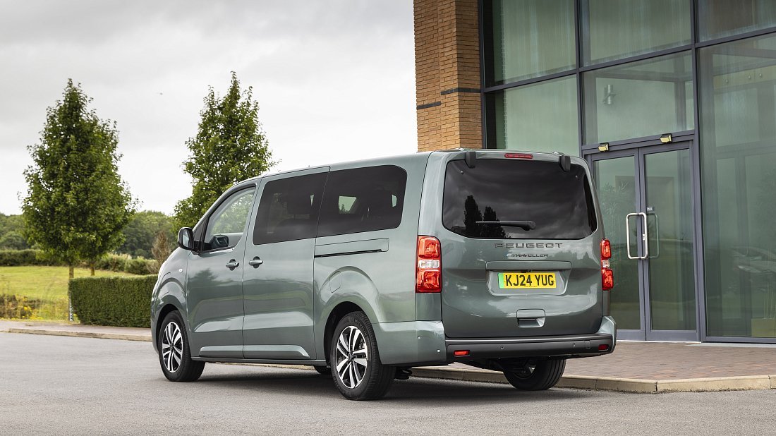 Peugeot e-Traveller L3 50 kWh (2024-...) rear quarter, three-quarter view, diagonal, exterior