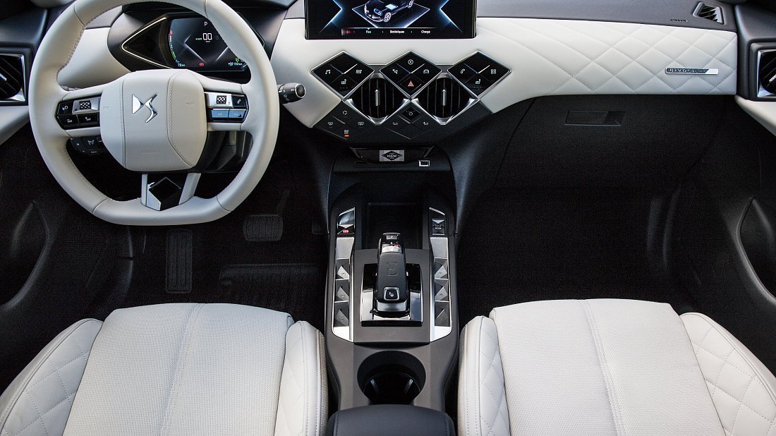 DS 3 Crossback E-Tense (2020-2022) interior, front seat, driver seat, dashboard, steering wheel, infotainment, cockpit
