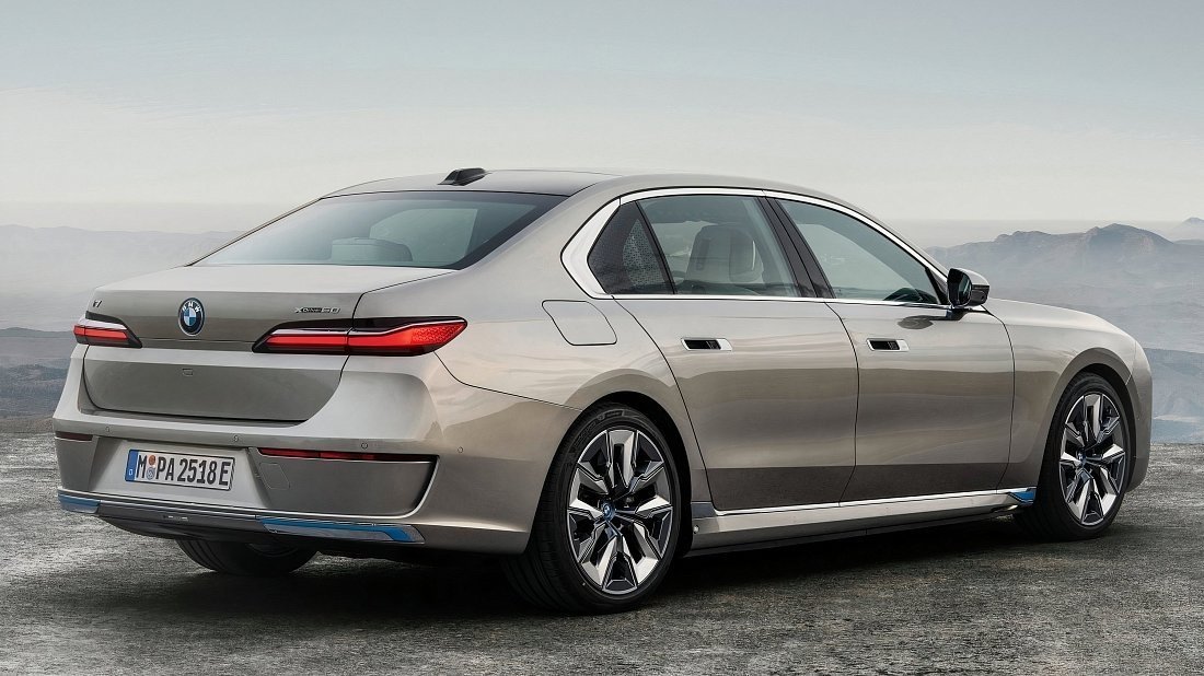 BMW i7 xDrive60 (2022-…) rear quarter photo, three-quarter view, diagonal, exterior