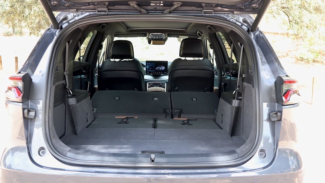 BYD Tang Flagship (2022-2024) trunk, boot, expanded, folded seats, maximum volume, max cargo, max capacity, max storage