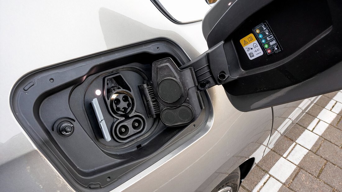 BMW i7 eDrive50 (2023-…) charge port USA photo, charging, inlet, plug, connector