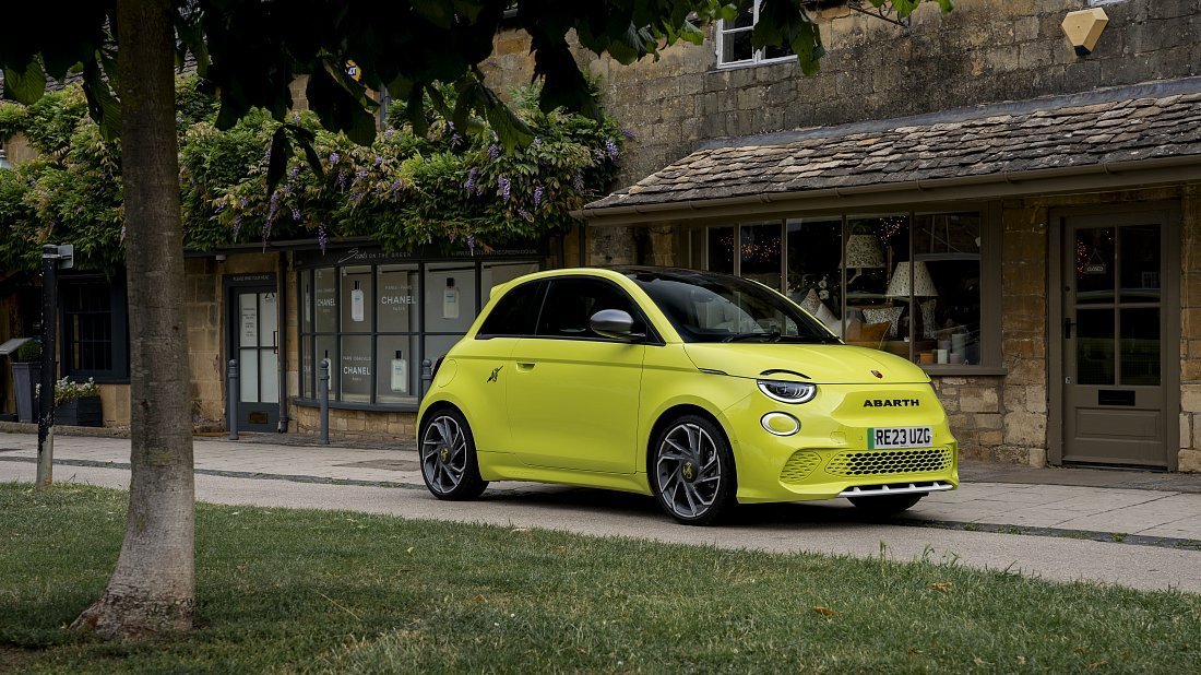 Abarth 500e Hatchback (2023-…) front view, front quarter, diagonal, exterior