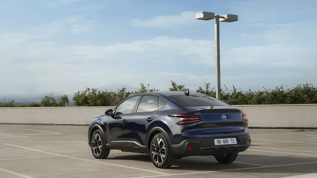 Citroën e-C4 X 54 kWh (2024-…) rear quarter photo, three-quarter view, diagonal, exterior