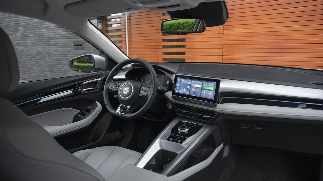MG MG5 Electric Standard Range (2022-…) interior photo, front seat, driver seat, dashboard, steering wheel, infotainment, cockpit
