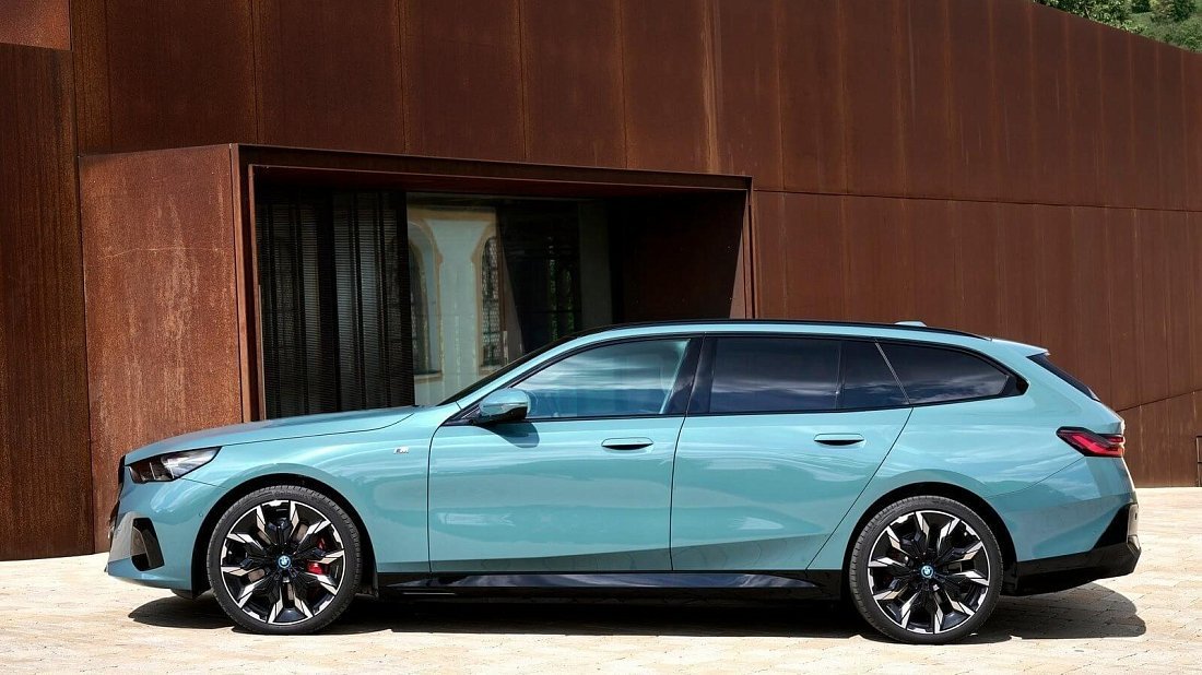 BMW i5 Touring eDrive40 (2024-2025) side profile photo, silhouette, doors, wheels, exterior