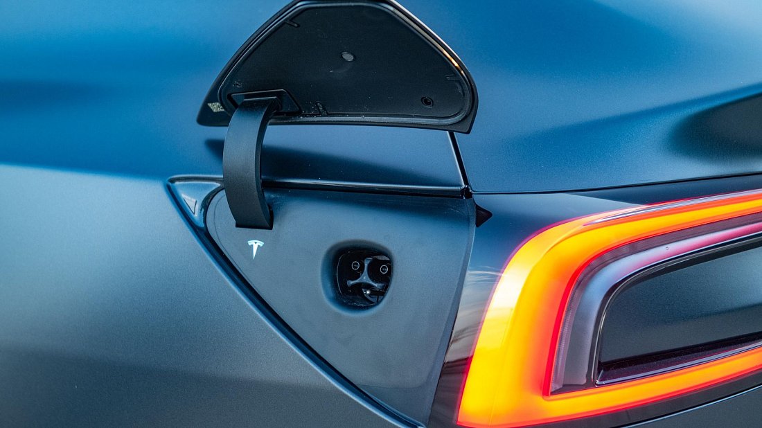 Tesla Model 3 Long Range AWD (2023-…) charge port USA photo, charging, inlet, plug, connector