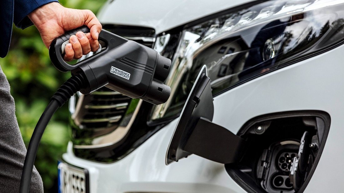 Mercedes EQV 300 Extra-Long (2020-2024) charge port USA photo, charging, inlet, plug, connector