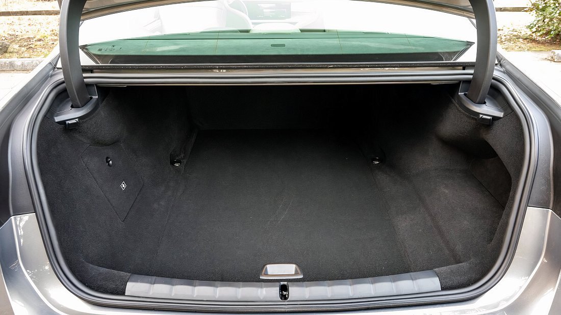 BMW i7 xDrive60 (2022-…) trunk photo, boot, seats up, seats upright, cargo space, cargo volume, cargo capacity, storage