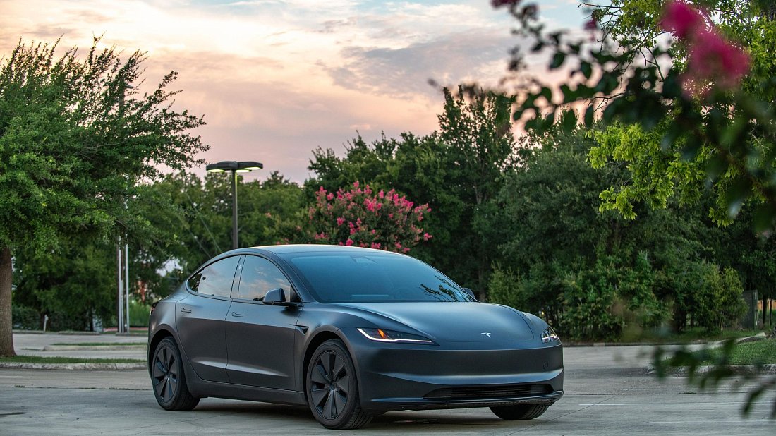 Tesla Model 3 Long Range AWD (2023-…) front view photo, front quarter, diagonal, exterior
