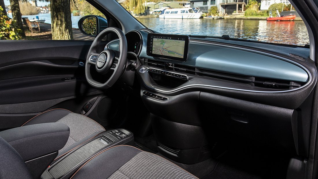 Fiat 500e Cabrio 24 kWh (2022-…) interior photo, front seat, driver seat, dashboard, steering wheel, infotainment, cockpit