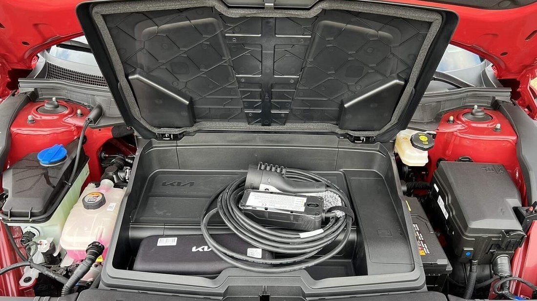Kia EV6 GT (2022-2024) frunk photo, front trunk, under hood, storage, cargo, capacity, bonus space