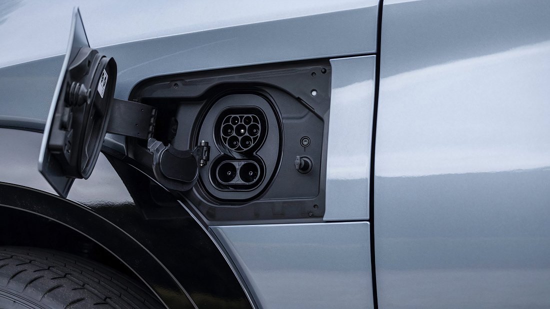 Lexus RZ 350e (2025-…) charge port Europe, charging, inlet, plug, connector