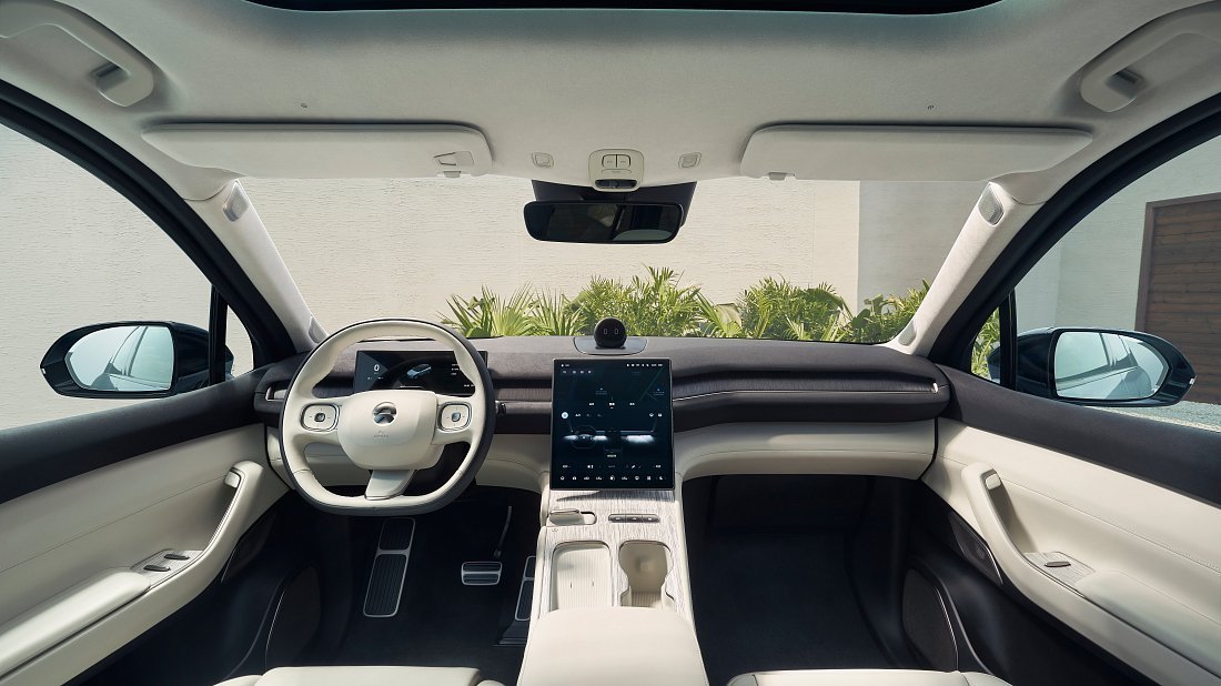 NIO EL7 Standard Range (2022-…) interior photo, front seat, driver seat, dashboard, steering wheel, infotainment, cockpit