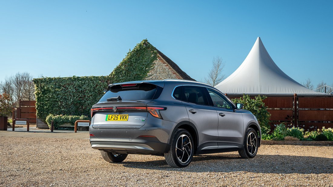 MG MGS5 EV 64 kWh (2025-...) rear quarter photo, three-quarter view, diagonal, exterior