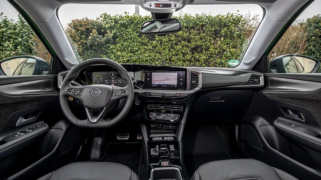 Opel Mokka Electric 54 kWh (2023-…) interior, front seat, driver seat, dashboard, steering wheel, infotainment, cockpit